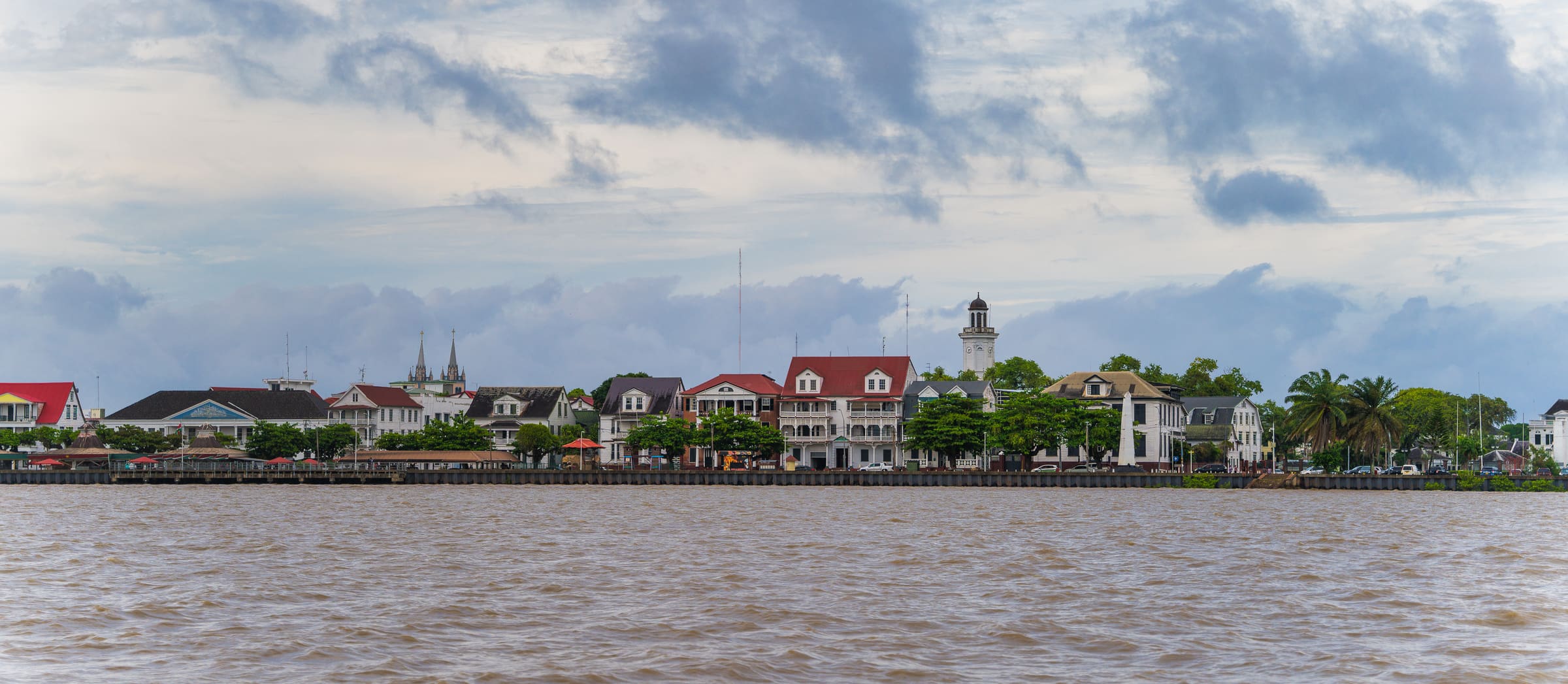 De historische Waterkant van Paramaribo met de UNESCO-werelderfgoedgebouwen, gezien vanaf de Surinamerivier