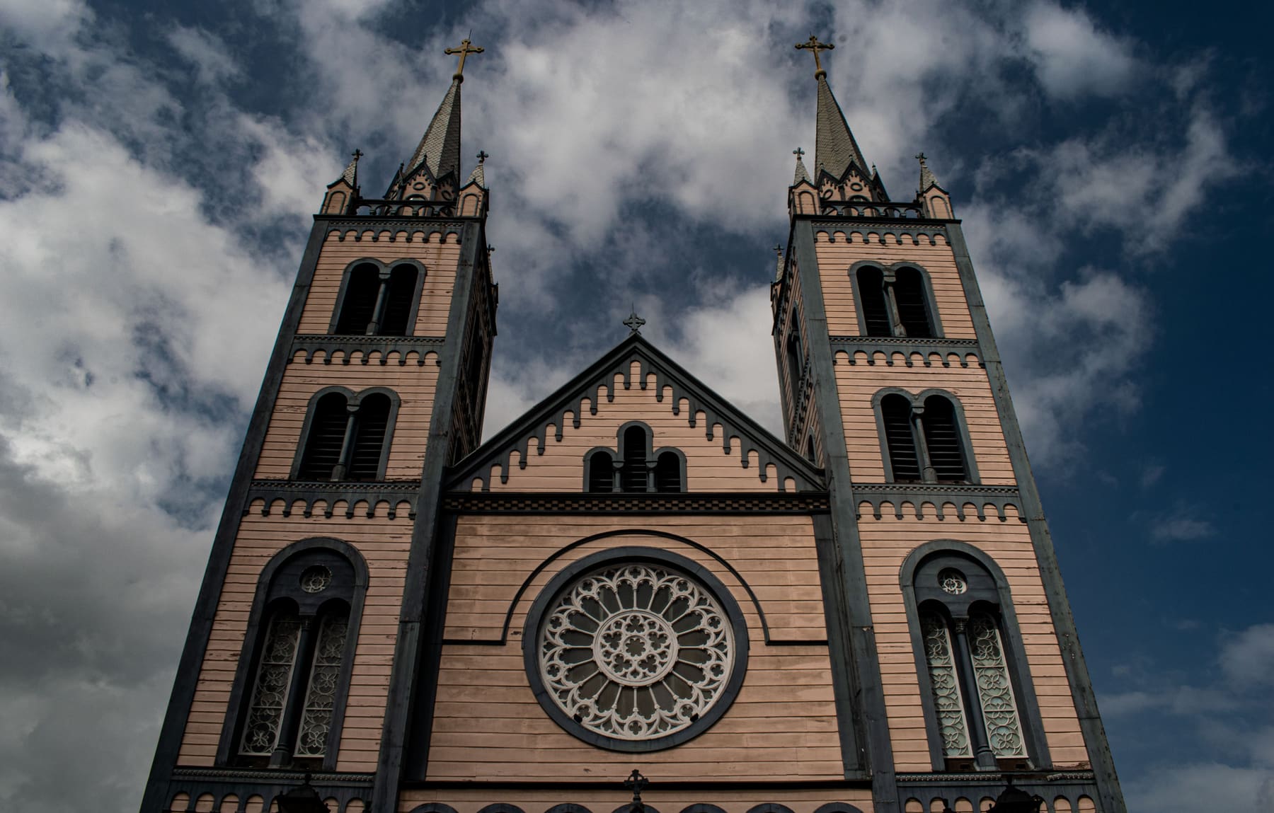 De houten Sint-Petrus-en-Paulusbasiliek met haar twee torens in Paramaribo, Suriname